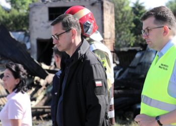 20.06.2021. Nowa Biała. Na zdjęciu (od lewej): premier Mateusz Morawiecki oraz wojewoda małopolski Łukasz Kmita na miejscu pożaru we wsi Nowa Biała (pow. nowotarski) / PAP/Grzegorz Momot