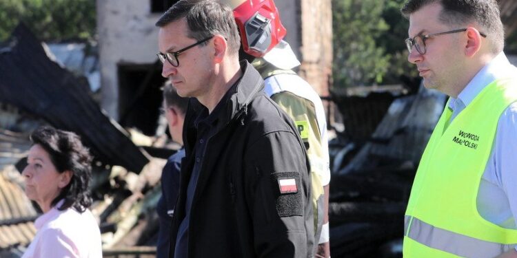 20.06.2021. Nowa Biała. Na zdjęciu (od lewej): premier Mateusz Morawiecki oraz wojewoda małopolski Łukasz Kmita na miejscu pożaru we wsi Nowa Biała (pow. nowotarski) / PAP/Grzegorz Momot