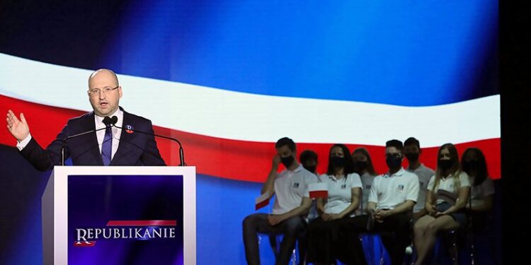 Warszawa, 20.06.2021. Europoseł PiS Adam Bielan podczas Zjazdu Republikańskiego, na którym zaprezentowano nową inicjatywę polityczną / Tomasz Gzell / PAP