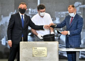 22.06.2021. Warszawa. Na zdjęciu: prezydent RP Andrzej Duda (z lewej) oraz prezes Polfy Tarchomin Jarosław Król (z prawej) podczas uroczystości wmurowania kamienia węgielnego pod budowę Centrum Rozwoju i Produkcji Leków Onkologicznych na terenie Tarchomińskich Zakładów Farmaceutycznych „Polfa” S.A. / PAP/Andrzej Lange