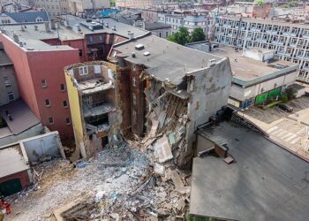 Chorzów, 27.06.2021. Strażacy odgruzowują miejsce katastrofy budowlanej / Andrzej Grygiel / PAP