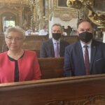 08.06.2021. Sandomierz. Rocznica kanonizacji królowej Polski Jadwigi Andegaweńskiej. Na zdjęciu (od lewej): siostra  Magdalena Kwiatkowska - dyrektorka Katolickiej Szkoły Podstawowej i Katolickiego   Liceum Ogólnokształcącego w Sandomierzu, dr Roman Chyła -    historyk i regionalista oraz nauczyciel, poseł PiS Marek Kwitek / Grażyna Szlęzak-Wójcik / Radio Kielce