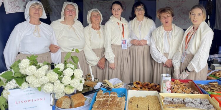 Na zdjęciu: panie z KGW „Linowianki” z gminy Zawichost. Na zdjęciu (od lewej): Zofia Tatarata, Janina Bańcer, Stefania Tatarata, Karolina Pawłowska, Agnieszka Siejka, Maria Skorupa, Katarzyna Pawłowska / Grażyna Szlęzak-Wójcik / Radio Kielce