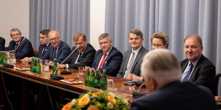 Wicepremier i minister rozwoju, pracy i technologii Jarosław Gowin wraz z członkami Rady ds. Planu dla Pracy i Rozwoju / gov.pl