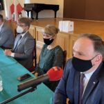 01.06.2021. Sandomierz. Spotkanie z nowym dyrektorem Muzeum Okręgowego w Sandomierzu. Na zdjęciu (od lewej): Piotr Wawrzyk - wiceminister spraw zagranicznych, Marcin Marzec - burmistrz Sandomierza, dr Mikołaj Getka-Kenig - dyrektor Muzeum Okręgowego w Sandomierzu, Iwona Łukawska i Marek Kwitek - poseł PiS / Grażyna Szlęzak-Wójcik / Radio Kielce