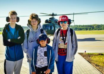Podopieczni Kliniki Onkologii UDSK w Białymstoku polecieli helikopterem z białostockich Krywlan do Krakowa / Sylwia Krassowska / Radio Białystok