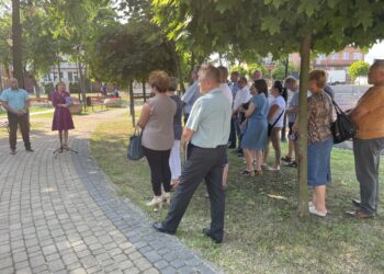 19.06.2021 Osiek. Spotkanie wiceminister Anny Krupki z mieszkańcami. Na zdjęciu od lewej: Rafał Łysiak - burmistrz Osieka, Anna Krupka - wiceminister kultury i sportu / Grażyna Szlęzak-Wójcik / Radio Kielce