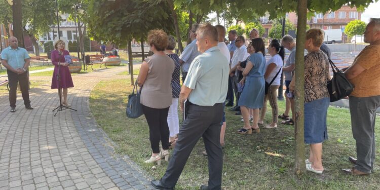 19.06.2021 Osiek. Spotkanie wiceminister Anny Krupki z mieszkańcami. Na zdjęciu od lewej: Rafał Łysiak - burmistrz Osieka, Anna Krupka - wiceminister kultury i sportu / Grażyna Szlęzak-Wójcik / Radio Kielce