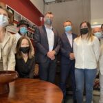 09.06.2021 Sandomierz. Salonik Sandomierski w Centrum Informacji Turystycznej. Na zdjęciu od lewej: mieszkańcy zaangażowani w powstanie Saloniku Sandomierskiego: Anna Bokwa, Katarzyna Chmielewska, Paweł Żerebiec, Marcin Marzec - burmistrz Sandomierza, Marcin Piwnik - starosta sandomierski, Katarzyna Knap-Sawicka - kierownik referatu kultury, promocji, turystyki i sportu w urzędzie miasta, przedsiębiorca Maciej Kwasek, Jerzy Krzemiński - były kierownik działu literatury w Muzeum Okręgowym w Sandomierzu / Grażyna Szlęzak-Wójcik / Radio Kielce