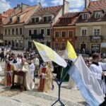 03.06.2021. Sandomierz. Uroczystość Bożego Ciała. Procesja z katedry do rynku starego miasta / Grażyna Szlęzak-Wójcik / Radio Kielce