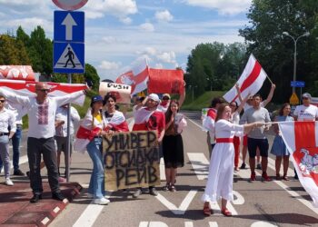 Ostatni dzień akcji na przejściu granicznym w Bobrownikach - protestowało ponad stu Białorusinów / Marcin Mazewski / Radio Białystok