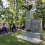 18.06.2021. Skarżysko-Kamienna. Spotkanie przed pomnikiem powstańców styczniowych / Dariusz Turek / Muzeum im. Orła Białego