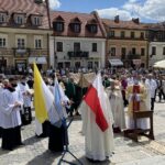 03.06.2021. Sandomierz. Uroczystość Bożego Ciała. Procesja z katedry do rynku starego miasta / Grażyna Szlęzak-Wójcik / Radio Kielce