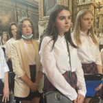 08.06.2021. Sandomierz. Rocznica kanonizacji królowej Polski Jadwigi Andegaweńskiej. Na zdjęciu uczniowie  Szkoły Podstawowej i Katolickiego Liceum Ogólnokształcącego  w Sandomierzu / Grażyna Szlęzak-Wójcik / Radio Kielce