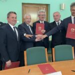 08.06.2021. Staszów. Podpisanie porozumienia w ramach Miejskiego Obszaru Funkcjonalnego. Na zdjęciu (od lewej): Marek Strzała - wiceprzewodniczący sejmiku województwa, Leszek Kopeć - burmistrz Staszowa, Krzysztof Lipiec - prezes świętokrzyskich struktur PiS, Leszek Juda - burmistrz Oleśnicy, Andrzej Bętkowski - marszałek województwa, Grzegorz Forkasiewicz - wójt gminy Rytwiany / Grażyna Szlęzak-Wójcik / Radio Kielce