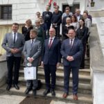 01.06.2021. Sandomierz. Spotkanie z nowym dyrektorem Muzeum Okręgowego w Sandomierzu. Na zdjęciu (od lewej): Marcin Marzec - burmistrz Sandomierza, dr Mikołaj Getka-Kenig - dyrektor Muzeum Okręgowego w Sandomierzu, Piotr Wawrzyk - wiceminister spraw zagranicznych, Marek Kwitek - poseł PiS i pracownicy Muzeum Okręgowego w Sandomierzu / Grażyna Szlęzak-Wójcik / Radio Kielce