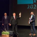 21.06.2021. Busko-Zdrój. Uroczysta gala wręczenia statuetki "Siewcy". Na zdjęciu (od lewej): Waldemar Sikora - burmistrz Buska-Zdroju, Jarosław Zatorski - Buskowianin Roku 2020 i Robert Burchan - przewodniczący rady miejskiej w Busku-Zdroju / Buskie Samorządowe Centrum Kultury