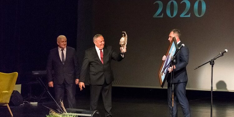 21.06.2021. Busko-Zdrój. Uroczysta gala wręczenia statuetki "Siewcy". Na zdjęciu (od lewej): Waldemar Sikora - burmistrz Buska-Zdroju, Jarosław Zatorski - Buskowianin Roku 2020 i Robert Burchan - przewodniczący rady miejskiej w Busku-Zdroju / Buskie Samorządowe Centrum Kultury