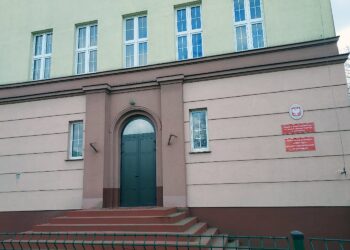 Sandomierz. Budynek Szkoły Podstawowej nr 2, w którym miała być siedziba filia UJK / Grażyna Szlęzak-Wójcik / Radio Kielce