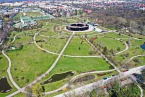 28.04.2021 Busko-Zdrój. Tężnia i dom zdrojowy / Jarosław Kubalski / Radio Kielce