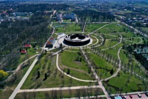 28.04.2021 Busko-Zdrój. Dom zdrojowy i tężnia / Jarosław Kubalski / Radio Kielce