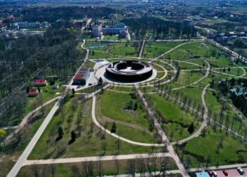 28.04.2021 Busko-Zdrój. Dom zdrojowy i tężnia / Jarosław Kubalski / Radio Kielce