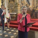 08.06.2021. Sandomierz. Rocznica kanonizacji królowej Polski Jadwigi Andegaweńskiej. Na zdjęciu: siostra  Magdalena Kwiatkowska - dyrektorka szkół katolickich w Sandomierzu  wraz z pocztem sztandarowym  Katolickiego Liceum Ogólnokształcącego / Grażyna Szlęzak-Wójcik / Radio Kielce