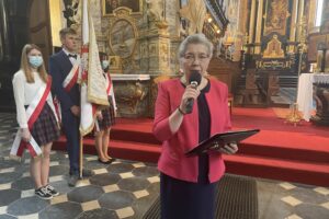 08.06.2021. Sandomierz. Rocznica kanonizacji królowej Polski Jadwigi Andegaweńskiej. Na zdjęciu: siostra Magdalena Kwiatkowska - dyrektorka szkół katolickich w Sandomierzu wraz z pocztem sztandarowym Katolickiego Liceum Ogólnokształcącego / Grażyna Szlęzak-Wójcik / Radio Kielce