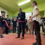 26.06.2021. Doły Biskupie. Otwarcie nowej wystawy w Izbie Regionalnej im. Witolda Gombrowicza. Wstęgę przecina burmistrz Lech Łodej / Emilia Sitarska / Radio Kielce