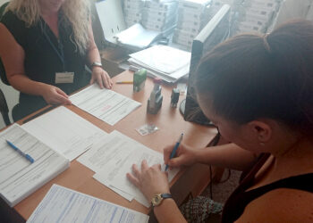 Miejski Ośrodek Pomocy Rodzinie  przy ulicy Bodzentyńskiej w Kielcach. Wiele osób decyduje się złożyć wnioski w formie papierowej o pomoc z rządowego programu „Dobry start” / Iwona Murawska / Radio Kielce