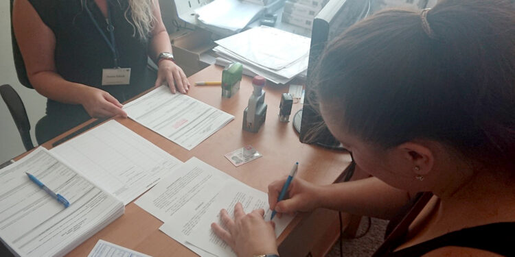 Miejski Ośrodek Pomocy Rodzinie  przy ulicy Bodzentyńskiej w Kielcach. Wiele osób decyduje się złożyć wnioski w formie papierowej o pomoc z rządowego programu „Dobry start” / Iwona Murawska / Radio Kielce