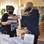 07.06.2021. Busko-Zdrój. Na zdjęciu od lewej: Ewa Marciniec - dyrektor biblioteki oraz Piotr Wawrzyk - wiceminister spraw zagranicznych / Miejsko-Gminna Biblioteka Publiczna w Busku-Zdroju