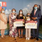 26.06.2021. Piekoszów. Na zdjęciu (od lewej): Małgorzata Pietrzykowska - radny gminy Piekoszów, Barbara Drogosz - przewodnicząca Rady Gminy Piekoszów, laureatki nagrody „Laur Piekoszowski” za wybitne osiągnięcia naukowe oraz Zbigniew Piątek - wójt gminy Piekoszów / Marcin Marszałek / Radio Kielce