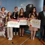 25.06.2021. Piekoszów. Na zdjęciu (od lewej): Barbara Drogosz - przewodnicząca Rady Gminy Piekoszów, laureatki nagrody „Laur Piekoszowski” za wybitne osiągnięcia naukowe ze szkoły podstawowej w Piekoszowie oraz Krzysztof Stępniewski – dyrektor ZPO w Piekoszowie / Marcin Marszałek / Radio Kielce