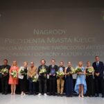 25.06.2021. Kielce. Wręczenie nagród prezydenta miasta Kielce za osiągnięcia w dziedzinie twórczości artystycznej, upowszechniania i ochrony kultury za 2020 rok. Na zdjęciu (od lewej): Jarosław Karyś - przewodniczący Rady Miasta Kielce, w imieniu Marcina Patrzałka nagrodę odebrał ojciec Piotr Patrzałek, w imieniu Kamila Pacholca nagrodę odebrał ojciec Cezary Pacholec, Jolanta Świstak, Aleksandra Kwapisz, Tadeusz Wiącek, w imieniu Wiktora Franko nagrodę odebrał Marcin Boruń, Marcin Michalski i Kamil Sewerzyński – Zameczkowe Studio Filmowe, Alicja Horwath-Maksymow, Barbara Żelazna, Dominika Janicka i Bogdan Wenta - prezydent Kielc / Marcin Marszałek / Radio Kielce
