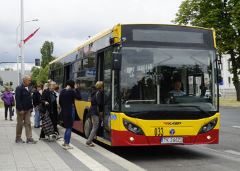 autobus MPK, przystanek autobusowy, komunikacja miejska / Robert Felczak / Radio Kielce