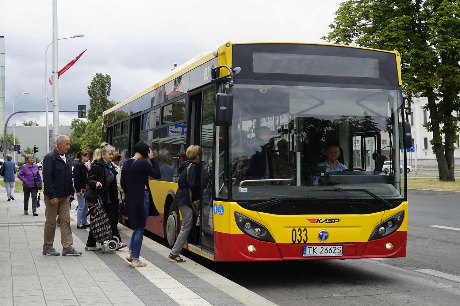 autobus MPK, przystanek autobusowy, komunikacja miejska / Robert Felczak / Radio Kielce