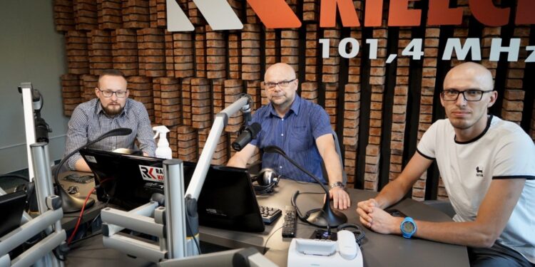 14.06.2021. Kielce. Punkty Widzenia. Na zdjęciu (od lewej): Maciej Sierpień - ekspert piłkarski, Rafał Szymczyk - Radio Kielce i Damian Wysocki - Radio eM Kielce / Piotr Kwaśniewski / Radio Kielce