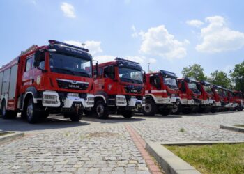 17.06.2021. Kielce. Uroczyste przekazanie samochodów ratowniczo-gaśniczych i wręczenie promes na zakup kolejnych dla jednostek PSP i OSP z regionu świętokrzyskiego / Piotr Kwaśniewski / Radio Kielce