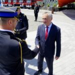 17.06.2021. Kielce. Uroczyste przekazanie samochodów ratowniczo-gaśniczych i wręczenie promes na zakup kolejnych dla jednostek PSP i OSP z regionu świętokrzyskiego. Na zdjęciu (w środku): Zbigniew Koniusz - wojewoda świętokrzyski / Piotr Kwaśniewski / Radio Kielce