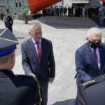 17.06.2021. Kielce. Uroczyste przekazanie samochodów ratowniczo-gaśniczych i wręczenie promes na zakup kolejnych dla jednostek PSP i OSP z regionu świętokrzyskiego. Na zdjęciu (od lewej): Zbigniew Koniusz - wojewoda świętokrzyski i Andrzej Bętkowski - marszałek województwa świętokrzyskiego / Piotr Kwaśniewski / Radio Kielce