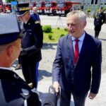 17.06.2021. Kielce. Uroczyste przekazanie samochodów ratowniczo-gaśniczych i wręczenie promes na zakup kolejnych dla jednostek PSP i OSP z regionu świętokrzyskiego. Na zdjęciu (od lewej): nadbryg. Krzysztof Hejduk - zastępca komendanta głównego PSP i Zbigniew Koniusz - wojewoda świętokrzyski / Piotr Kwaśniewski / Radio Kielce