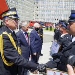 17.06.2021. Kielce. Uroczyste przekazanie samochodów ratowniczo-gaśniczych i wręczenie promes na zakup kolejnych dla jednostek PSP i OSP z regionu świętokrzyskiego. Na zdjęciu (po lewej): nadbryg. Krzysztof Hejduk - zastępca komendanta głównego PSP, Zbigniew Koniusz - wojewoda świętokrzyski, Andrzej Bętkowski - marszałek województwa świętokrzyskiego i st. bryg. Krzysztof Ciosek - świętokrzyski komendant wojewódzki PSP / Piotr Kwaśniewski / Radio Kielce