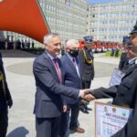 17.06.2021. Kielce. Uroczyste przekazanie samochodów ratowniczo-gaśniczych i wręczenie promes na zakup kolejnych dla jednostek PSP i OSP z regionu świętokrzyskiego. Na zdjęciu (po lewej): nadbryg. Krzysztof Hejduk - zastępca komendanta głównego PSP, Zbigniew Koniusz - wojewoda świętokrzyski, Andrzej Bętkowski - marszałek województwa świętokrzyskiego i st. bryg. Krzysztof Ciosek - świętokrzyski komendant wojewódzki PSP / Piotr Kwaśniewski / Radio Kielce