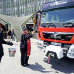 17.06.2021. Kielce. Uroczyste przekazanie samochodów ratowniczo-gaśniczych i wręczenie promes na zakup kolejnych dla jednostek PSP i OSP z regionu świętokrzyskiego. Na zdjęciu (w środku): ks. Marek Mrugała - kapelan strażaków / Piotr Kwaśniewski / Radio Kielce