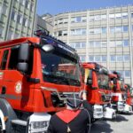 17.06.2021. Kielce. Uroczyste przekazanie samochodów ratowniczo-gaśniczych i wręczenie promes na zakup kolejnych dla jednostek PSP i OSP z regionu świętokrzyskiego. Na zdęciu (w środku): ks. Marek Mrugała - kapelan strażaków / Piotr Kwaśniewski / Radio Kielce