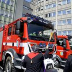 17.06.2021. Kielce. Uroczyste przekazanie samochodów ratowniczo-gaśniczych i wręczenie promes na zakup kolejnych dla jednostek PSP i OSP z regionu świętokrzyskiego. Na zdjęciu (w środku): ks. Marek Mrugała - kapelan strażaków / Piotr Kwaśniewski / Radio Kielce