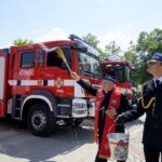 17.06.2021. Kielce. Uroczyste przekazanie samochodów ratowniczo-gaśniczych i wręczenie promes na zakup kolejnych dla jednostek PSP i OSP z regionu świętokrzyskiego. Na zdjęciu (w środku): ks. Marek Mrugała - kapelan strażaków / Piotr Kwaśniewski / Radio Kielce