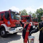 17.06.2021. Kielce. Uroczyste przekazanie samochodów ratowniczo-gaśniczych i wręczenie promes na zakup kolejnych dla jednostek PSP i OSP z regionu świętokrzyskiego. Na zdjęciu (w środku): ks. Marek Mrugała - kapelan strażaków / Piotr Kwaśniewski / Radio Kielce