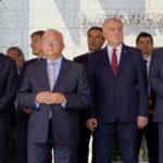 17.06.2021. Kielce. Uroczyste przekazanie samochodów ratowniczo-gaśniczych i wręczenie promes na zakup kolejnych dla jednostek PSP i OSP z regionu świętokrzyskiego. Na zdjęciu (od lewej): Zbigniew Koniusz - wojewoda świętokrzyski, Andrzej Pruś - przewodniczący Sejmiku Województwa Świętokrzyskiego, Krzysztof Lipiec - prezes świętokrzyskich struktur PiS, Marek Marszałek - p.o. wójta gminy Tuczępy, Andrzej Bętkowski - marszałek województwa świętokrzyskiego, Marcin Adamczyk - wójt gminy Bogoria i Marek Kwitek - poseł PiS / Piotr Kwaśniewski / Radio Kielce